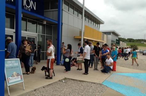 Dallas pet owners lined up to take advantage of affordable vaccinations this weekend. (photo: DAS Facebook)